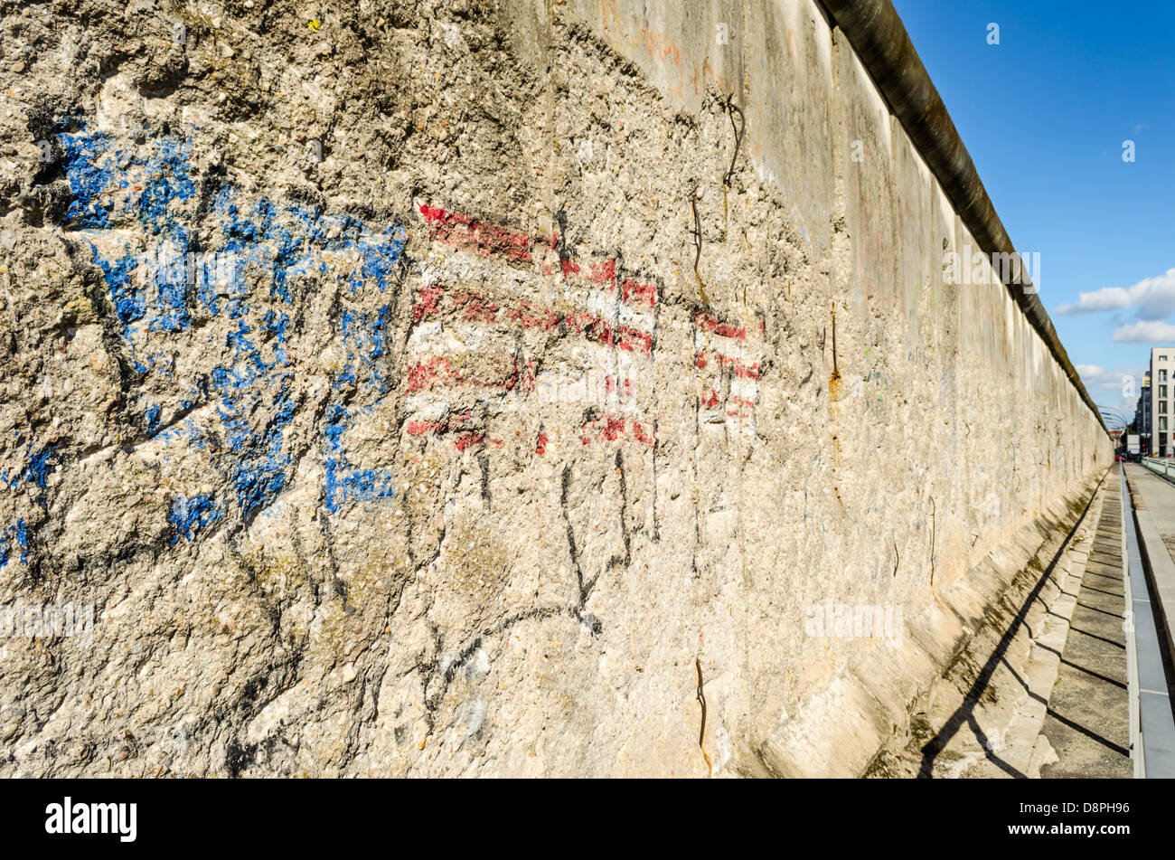 Weathered American Flag painted on a portion of the Berlin Wall. Berlin,  Germany Stock Photo - Alamy, image size:1300x951