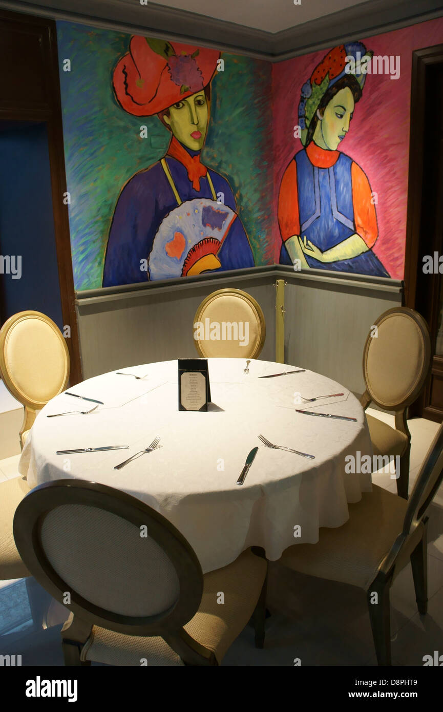 Table and artwork in El Park Bistro, Mansion Merida hotel, Merida