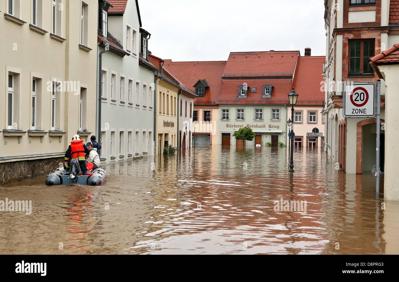 Grimma, Germany. 3rd June 2013. Rescue workers evacuate residents in Grimma, Germany, 03 June 2013. Photo: Jan Woitas/dpa/Alamy Live News Stock Photo