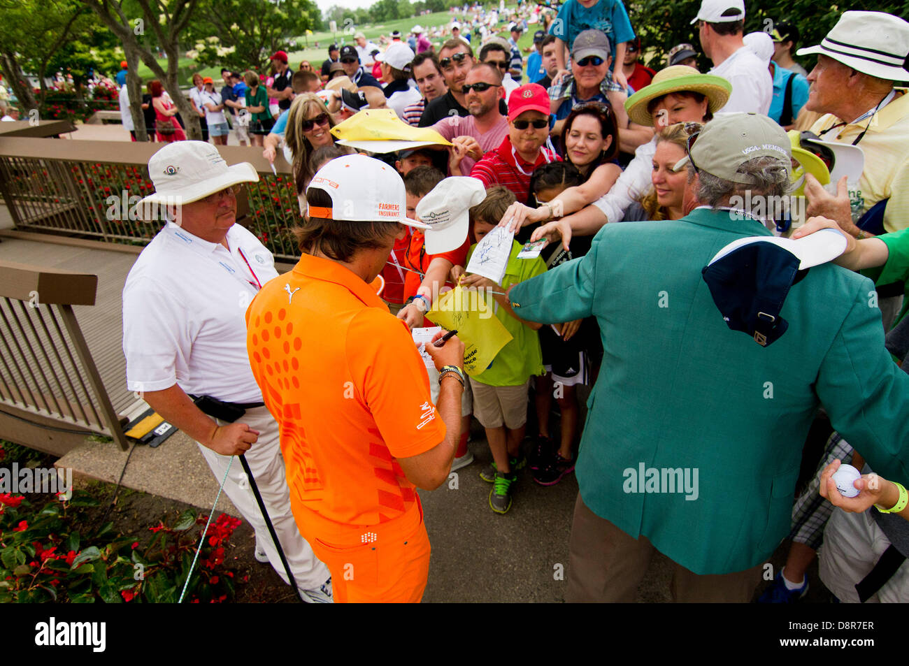 Signs autographs for fans dublin hires stock photography and images