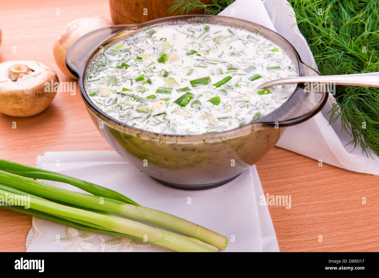 Зеленый лук с кефиром рецепт. Зеленый лук с кефиром рецепт. Кефир с луком. Лук и пищевая сода. Окрошка с копченой рыбой.