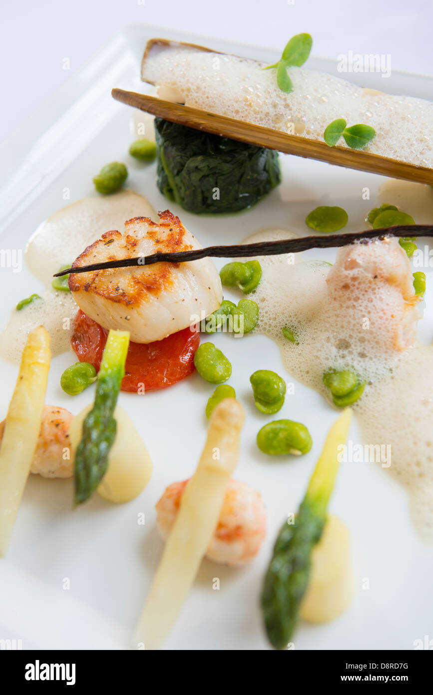 Orkney Island Scallops, pan fried, with asparagus spears Stock Photo