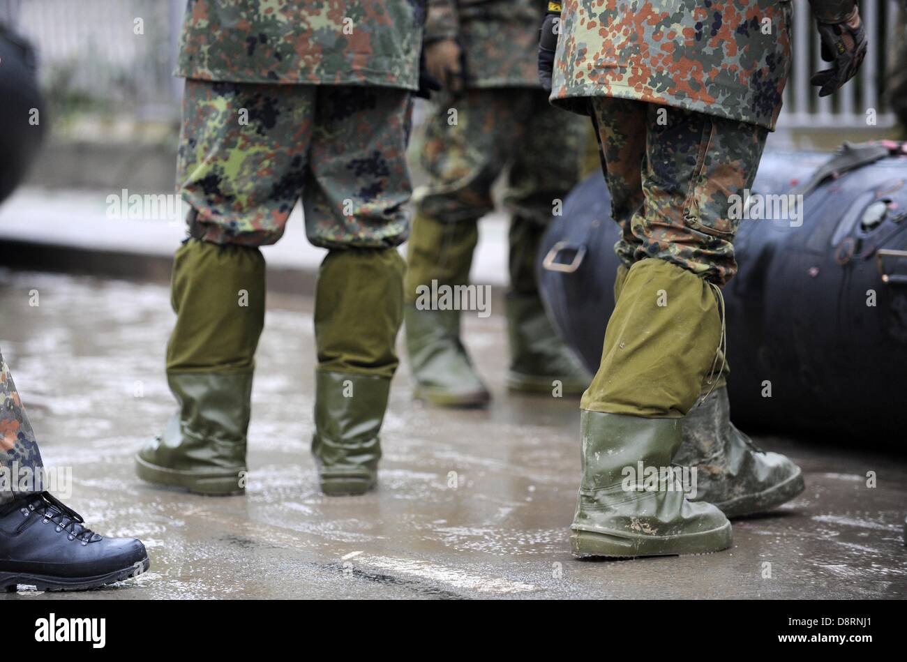 Passau, Germany. 4th June 2013. German soldiers stand next to a boat in ...