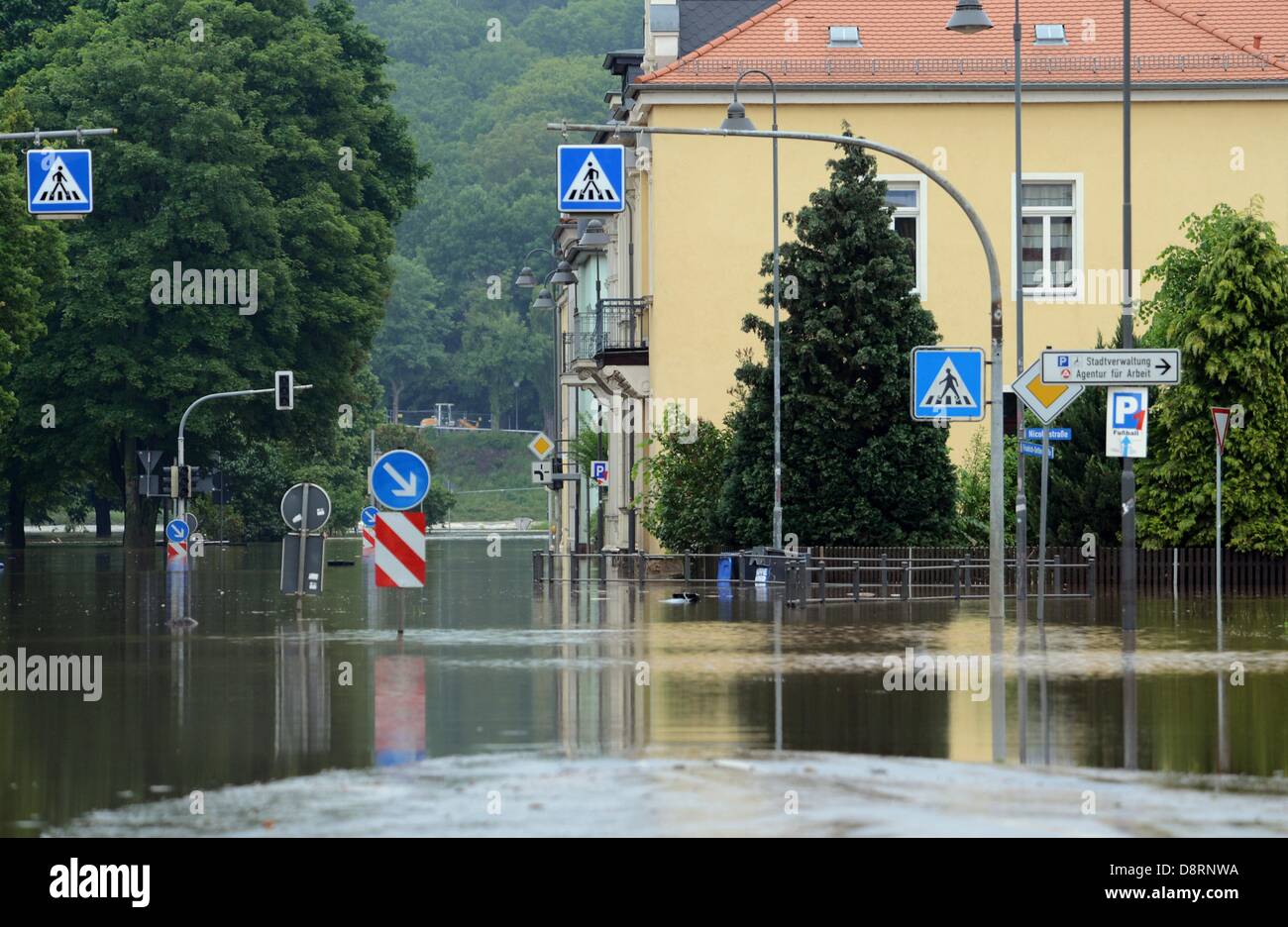 Grimma, Germany. 4th June 2013. Water has submerged the roads and streets in Grimma. The level of the river Mulde is curently decreasing. Photo: Hendrik Schmidt/dpa/Alamy Live News Stock Photo