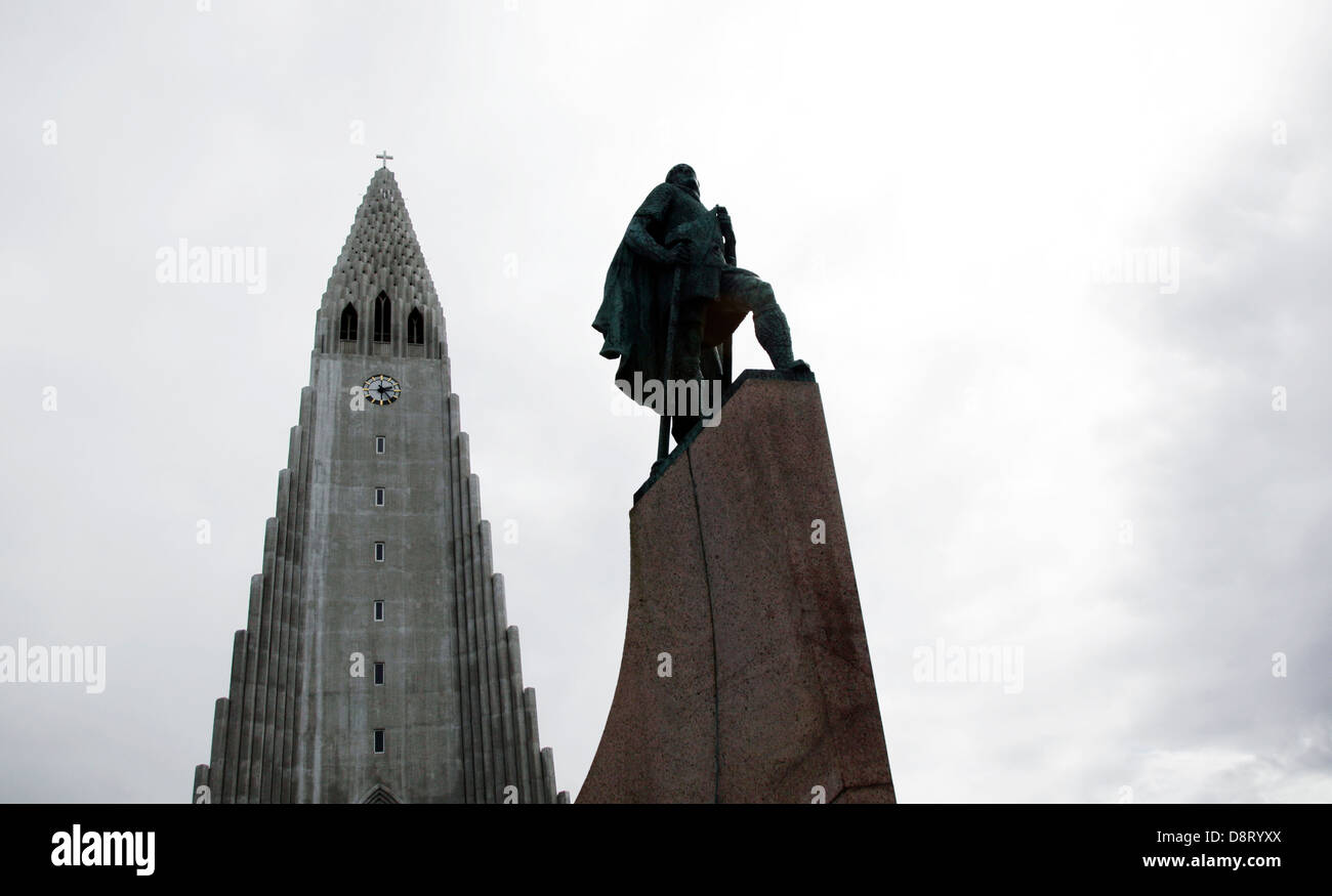 The Leif Ericson statue and Hallgrímskirkja, Reykjavik, Iceland Stock Photo