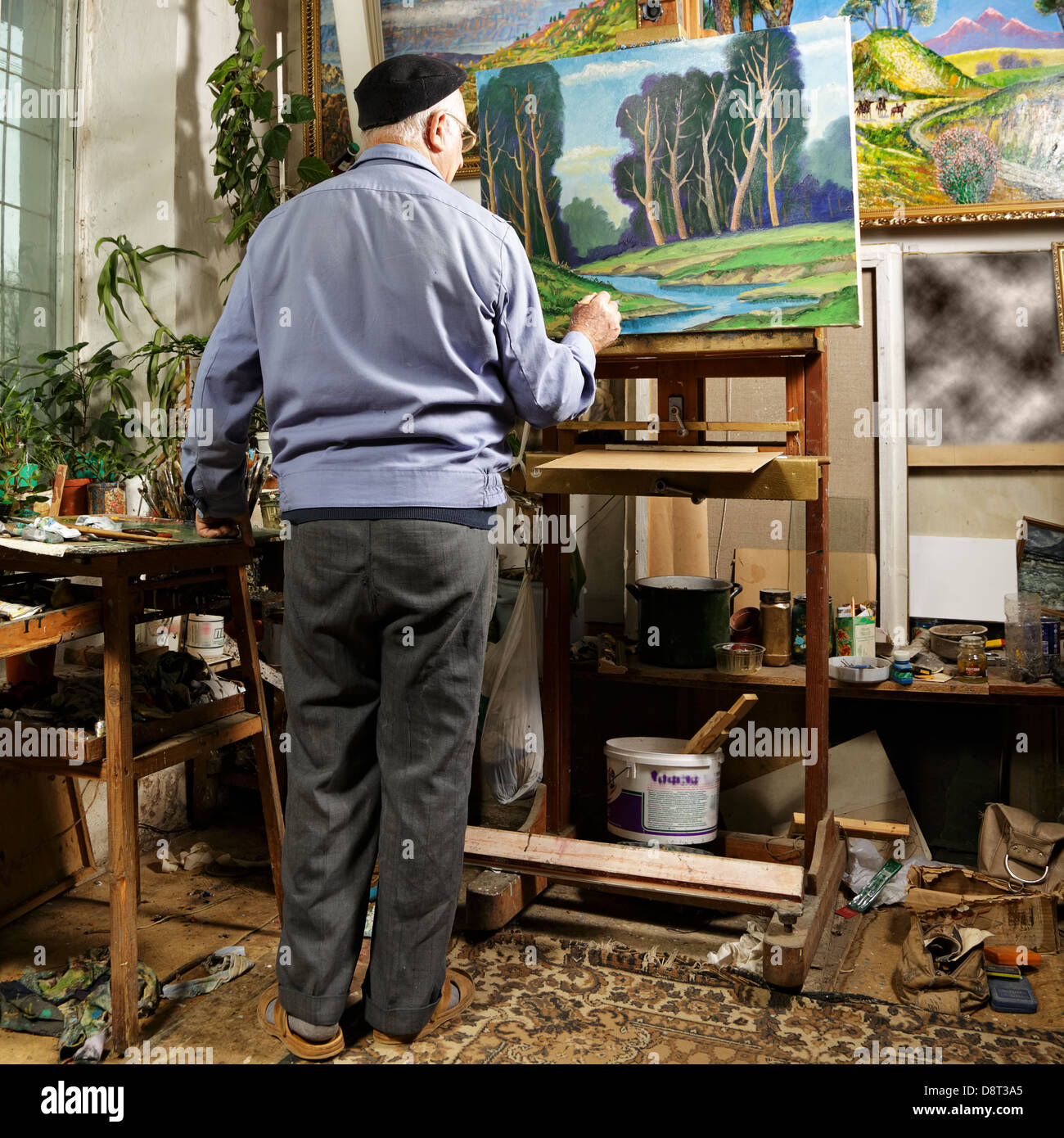 Elderly man painting canvas hi-res stock photography and images - Alamy