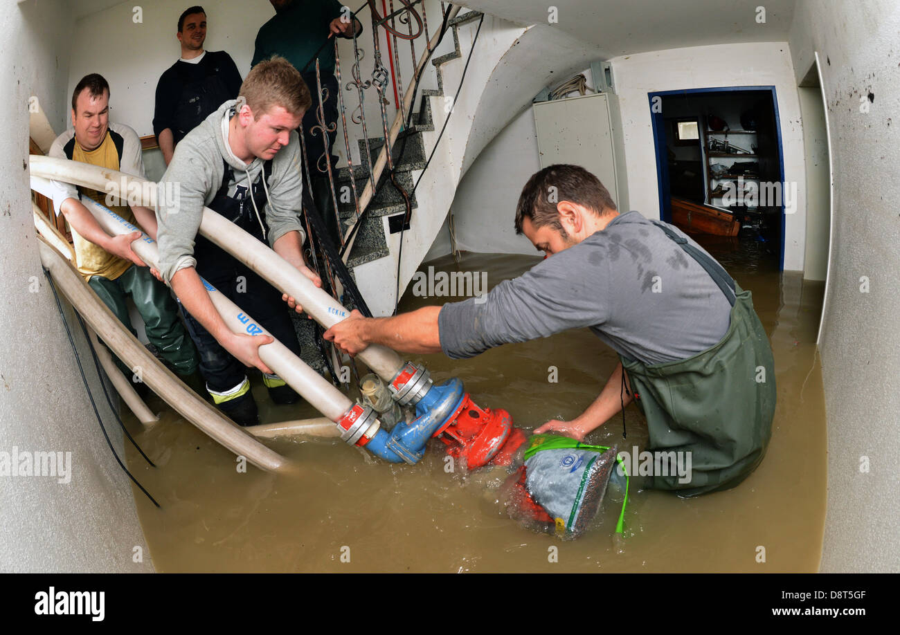 Rosenheim, Germany. 4th June 2013. Fireman install a water pump into a flooded cellar in a home in Rosenheim, Germany, 04 June 2013. Heavy rains are causing serious floods in Bavaria and other areas in Germany. Photo: PETER KNEFFEL/dpa/Alamy Live News Stock Photo