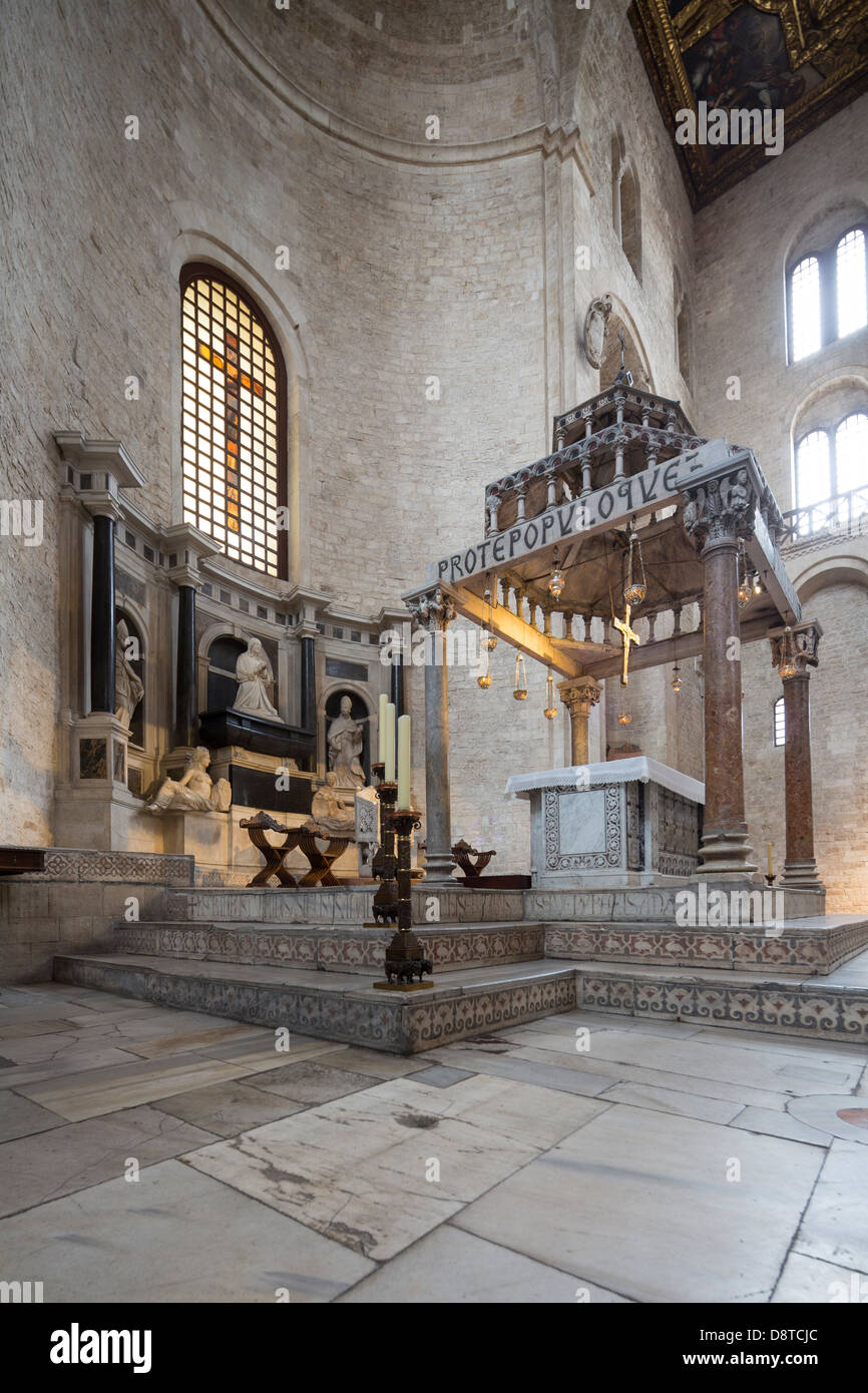 altar, Basilica di San Nicola (Basilica of Saint Nicholas) church, Bari,  Puglia, Italy Stock Photo - Alamy