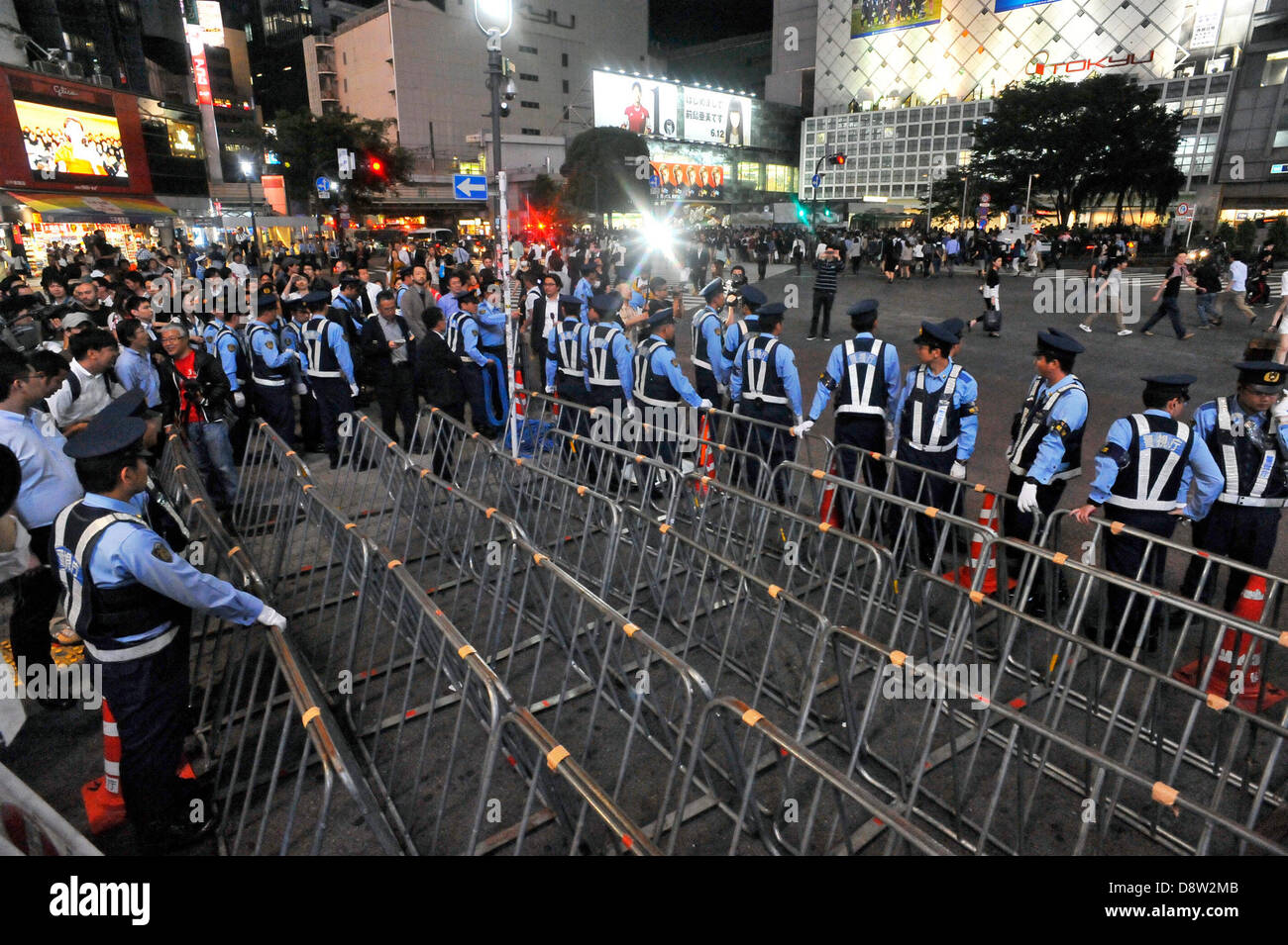 Saitama, Japan. 4th June 2013. June 4th, 2013 : Tokyo, Japan - Police Officers prepared to restrict pedestrians and fans of the Japan National Soccer team, which was having a game of the final Asian qualifiers for the 2014 World Cup against Australia, in front of Shibuya Station, Shibuya, Tokyo Japan on June 4, 2013. In 2010. there were so many people getting together when the team became a qualifier, and police decided to regulate the fan this time.  (Photo by Koichiro Suzuki/AFLO/Alamy Live News) Stock Photo