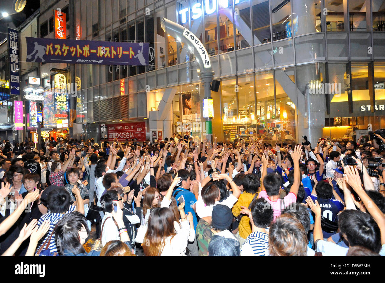 Saitama, Japan. 4th June 2013. June 4th, 2013 : Tokyo, Japan - Fans celebrated the Japan National Soccer team, which had a game of the final Asian qualifiers for the 2014 World Cup against Australia and cleared it, in front of Shibuya Station, Shibuya, Tokyo Japan on June 4, 2013.  (Photo by Koichiro Suzuki/AFLO/Alamy Live News) Stock Photo