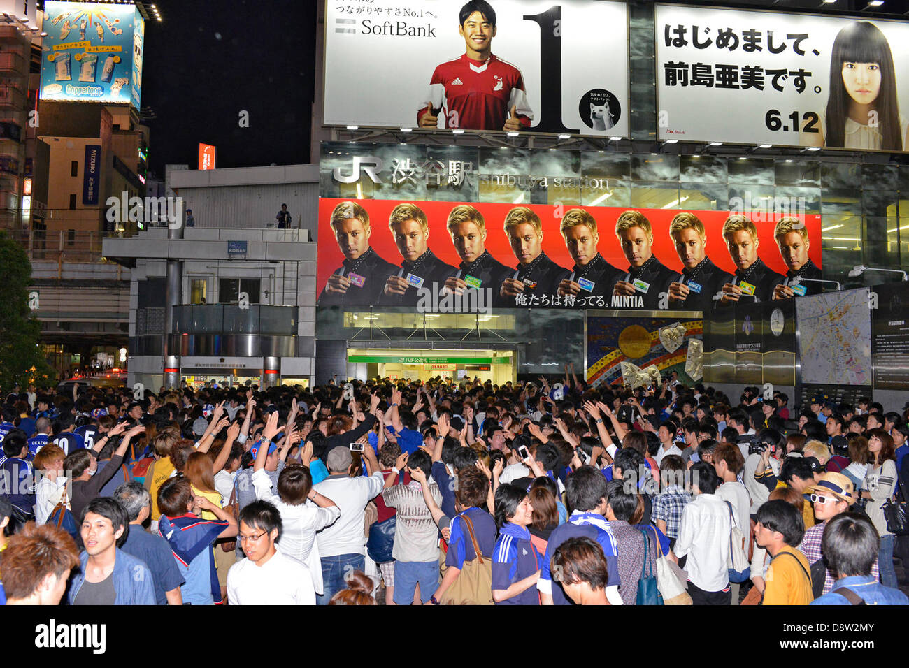 Saitama, Japan. 4th June 2013. June 4th, 2013 : Tokyo, Japan - Fans celebrated the Japan National Soccer team, which had a game of the final Asian qualifiers for the 2014 World Cup against Australia and cleared it, in front of Shibuya Station, Shibuya, Tokyo Japan on June 4, 2013.  (Photo by Koichiro Suzuki/AFLO/Alamy Live News) Stock Photo