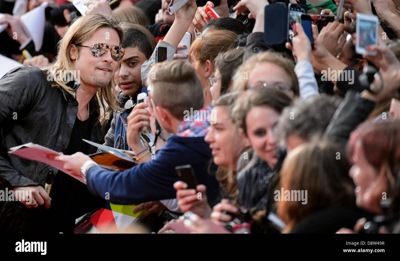 Berlin, Germany. 4th June 2013. The Hollywood actor Brad Pitt arrives at 04.06.2013 in Berlin for the premiere of the film 'World War Z' to the cinema Cinestar at Potsdamer Platz. The movie comes at 27.06.2013 in the German cinemas. Photo: picture alliance / Robert Schlesinger/dpa/Alamy Live News Stock Photo