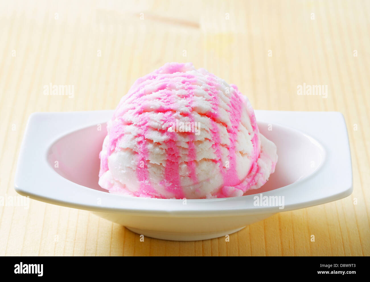 Scoop of white pink ice cream in a dessert dish Stock Photo - Alamy