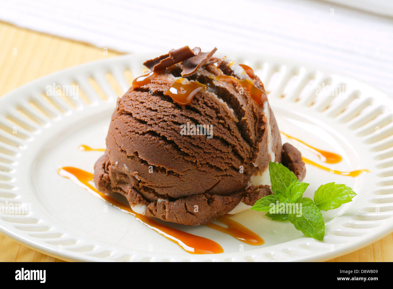 https://c8.alamy.com/comp/D8WB09/chocolate-vanilla-ice-cream-with-caramel-sauce-D8WB09.jpg