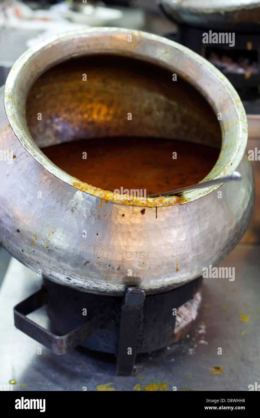 A huge pot of curry in the courtyard at Karims Restaurant, Old Delhi Stock Photo