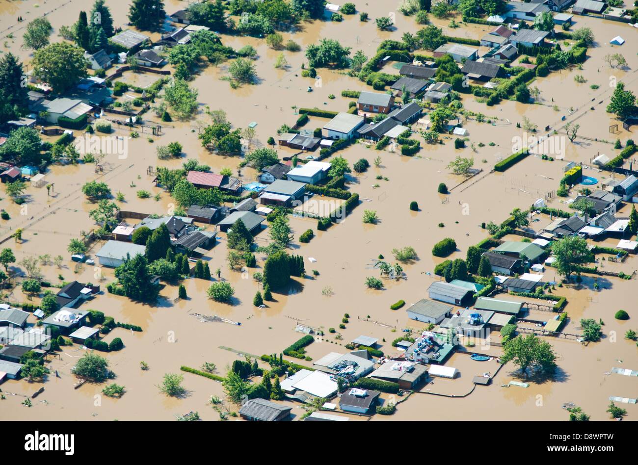Riesa, Germany. 5th June, 2013. Houses stand submerged in the floodwater of the River Elbe in Riesa, Germany, 5 June 2013. Photo: Patrick Pleul/dpa/Alamy Live News Stock Photo