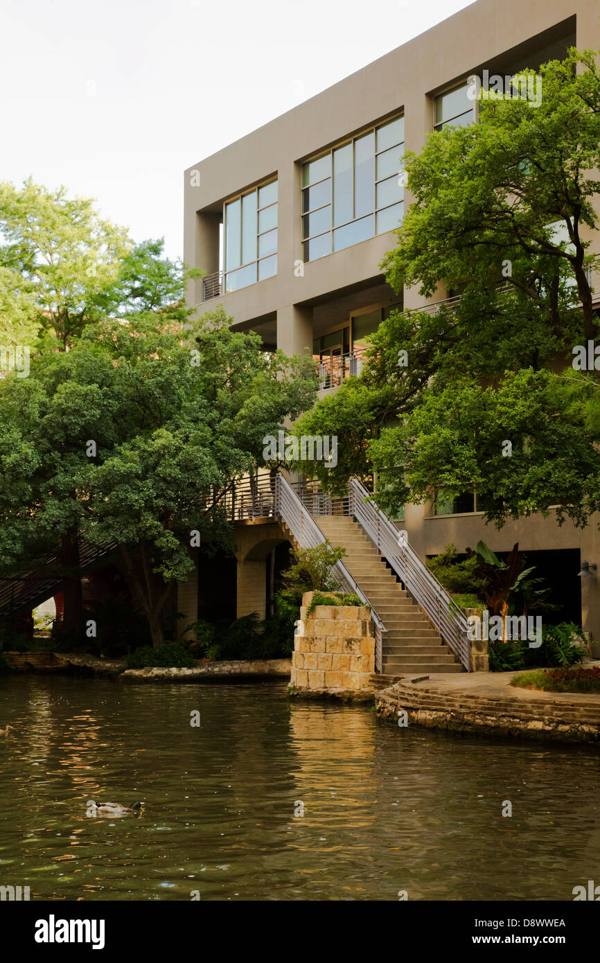 Modern building alongside Riverwalk, San Antonio, Texas USA Stock Photo