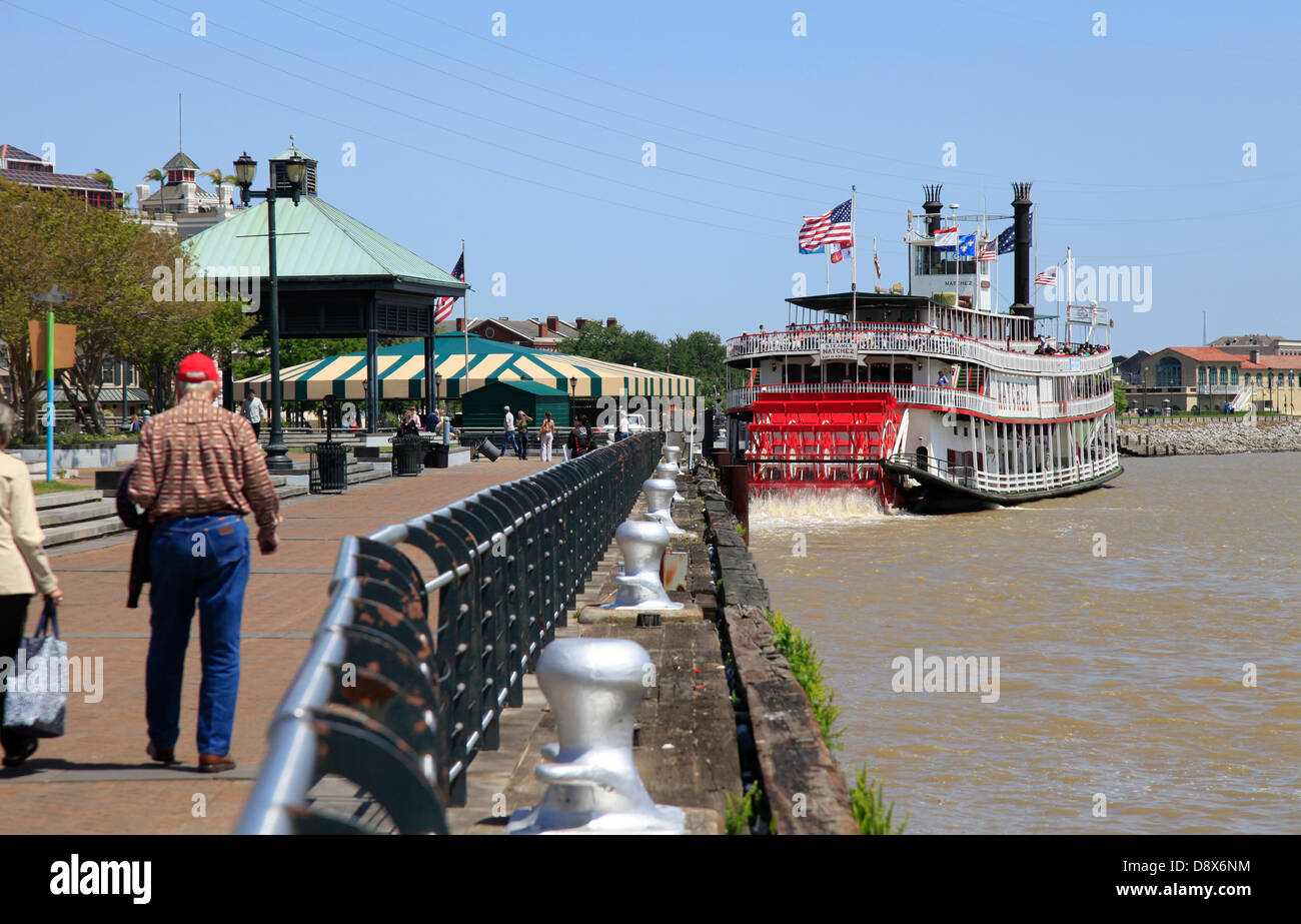 The wheelsteamer "Natchez" leaves its landing place in the French