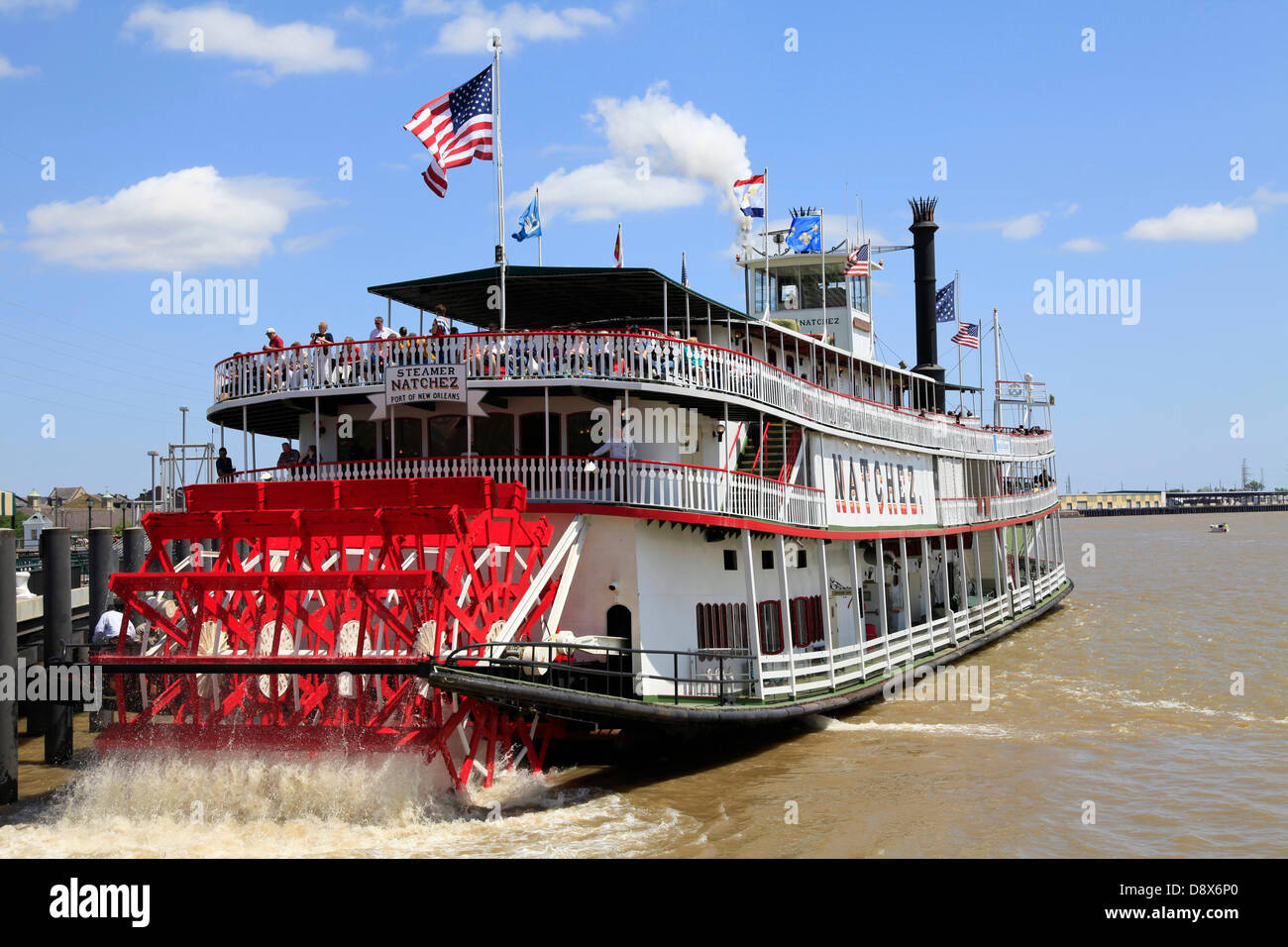 The wheelsteamer "Natchez" leaves its landing place in the French