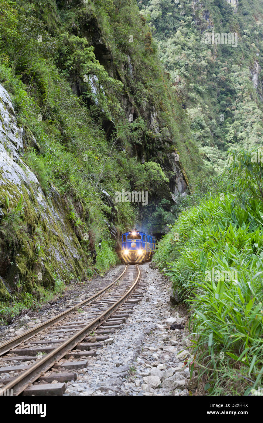 Train ride along Rio Vilcanota, PeruRail, Train from Ollantaytambo to ...