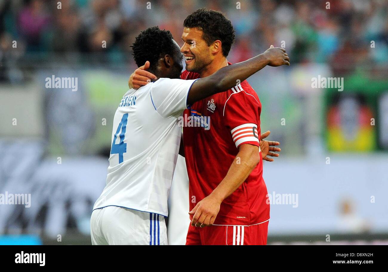 Leipzig, Germany. 5th June 2013. German soccer player Michael Ballack (R) embraces soccer player Michael Essien after scoring the 1-1 goal during his final soccer match at the Red Bull Arena in Leipzig, Germany, 5 June 2013. Ballack ends his careers as a professional soccer player. Photo: Thomas Eisenhuth/dpa/Alamy Live News  Stock Photo