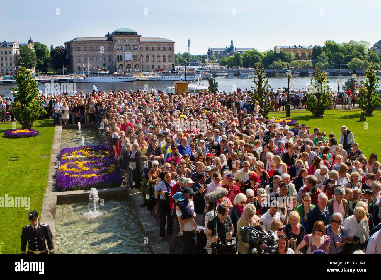 Stockholm, Sweden. 6th June 2013. Visitors waiting for the openinf of the exhibition 'Open Palace' at the Royal Palace during the celebration of the National Day in Stockholm, Sweden 6 June 2013. Photo: Patrick van Katwijk /dpa/Alamy Live News Stock Photo