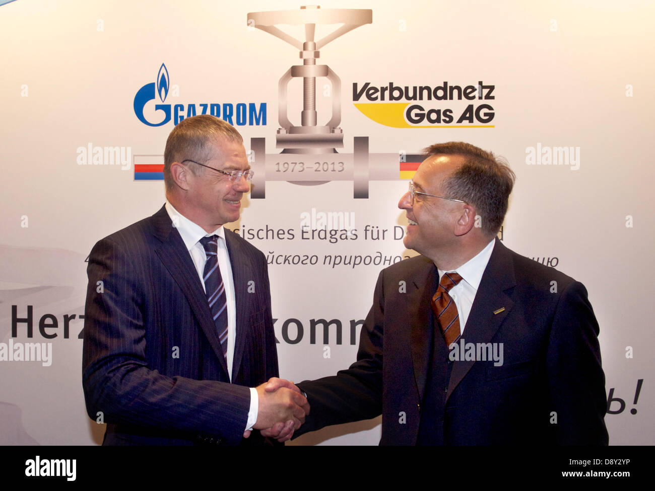The deputy board chairman of Russian Gazprom Alexander Medvedev (L) and the board chairman of German natural gas supplier Verbundnetz Gas AG (VNG),Karsten Heuchert, shake hands during a celebratory reception in the town hall of Leipzig, Germany, 6 June 2013. Both companies celebrated 40 years of cooperation delivering Russian natural gas to Germany and formerly to East Germany. Photo: Peter Endig Stock Photo