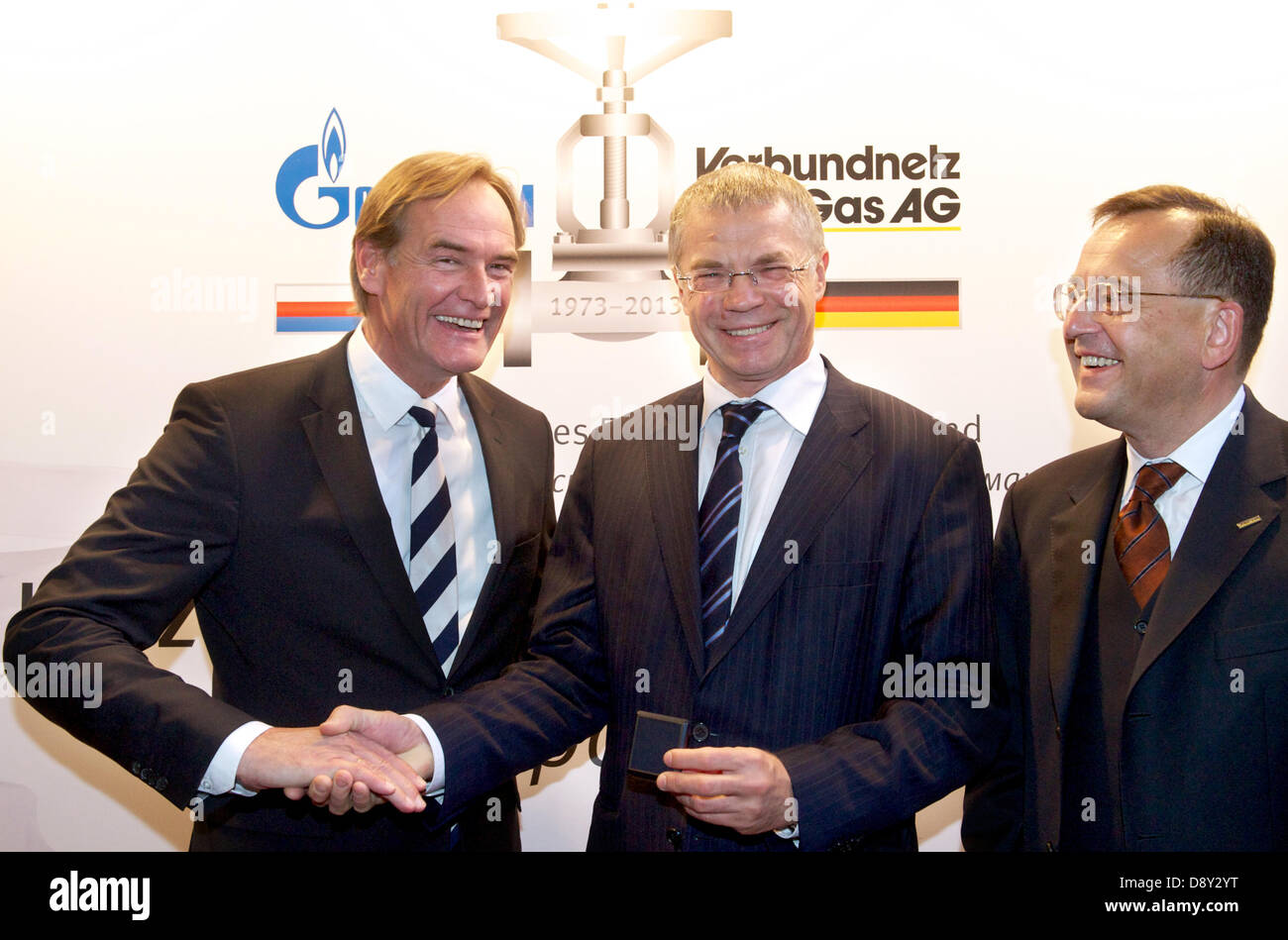 The deputy board chairman of Russian Gazprom Alexander Medvedev (C), the board chairman of German natural gas supplier Verbundnetz Gas AG (VNG),Karsten Heuchert (R) and Leipzig's mayor  Burkhard Jung (L, SPD) shake hands during a celebratory reception in the town hall of Leipzig, Germany, 6 June 2013. Both companies celebrated 40 years of cooperation delivering Russian natural gas to Germany and formerly to East Germany. Photo: Peter Endig Stock Photo