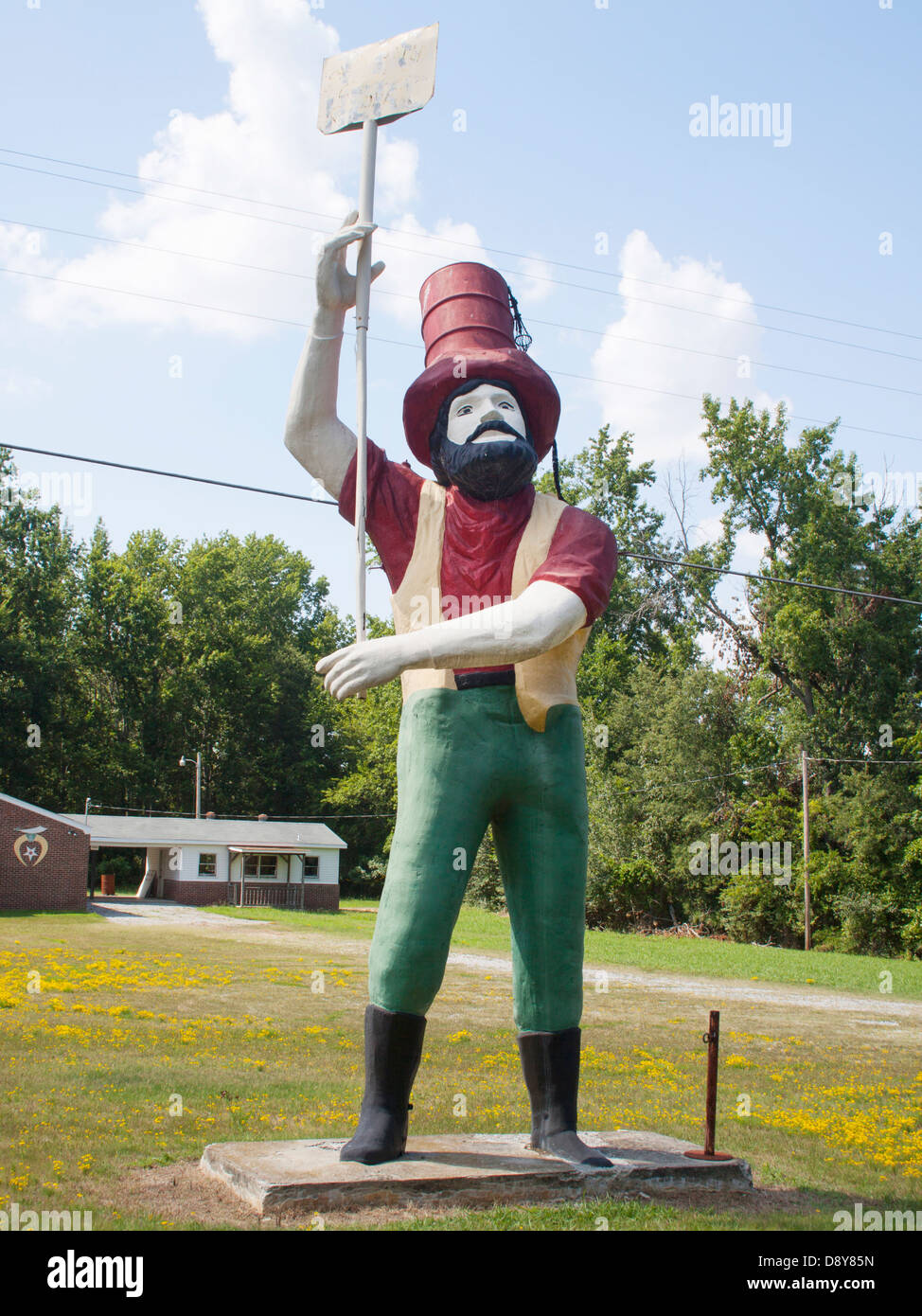 Daniel Boone Muffler Man with Oil Drum Fez at the Shriners Hall in Roanoke Rapids North Carolina Stock Photo