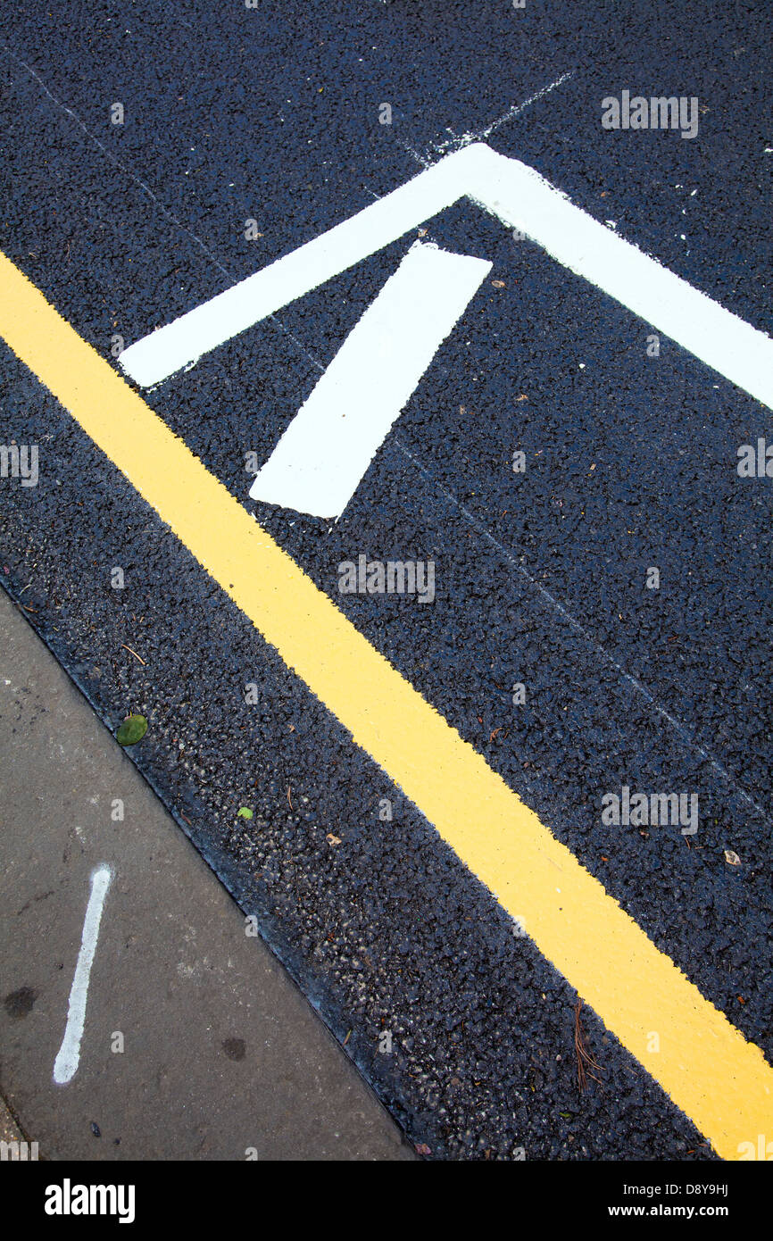 Yellow Painted Curb Stock Photos & Yellow Painted Curb Stock Images Alamy