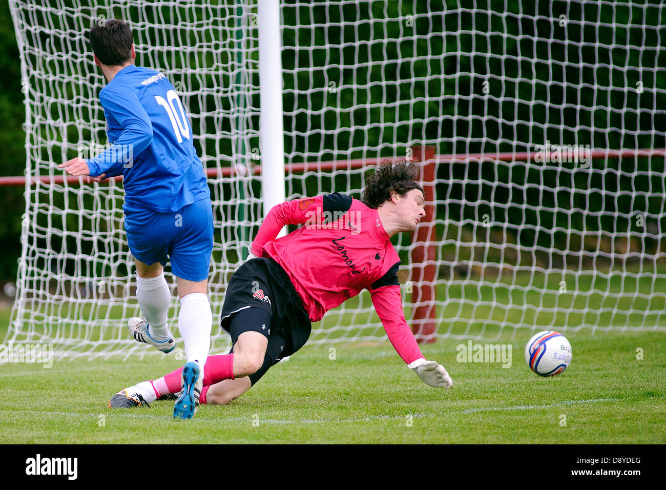 Kelty, Fife, Scotland, UK. 5th June 2013. Paul Blackwood shoots wide