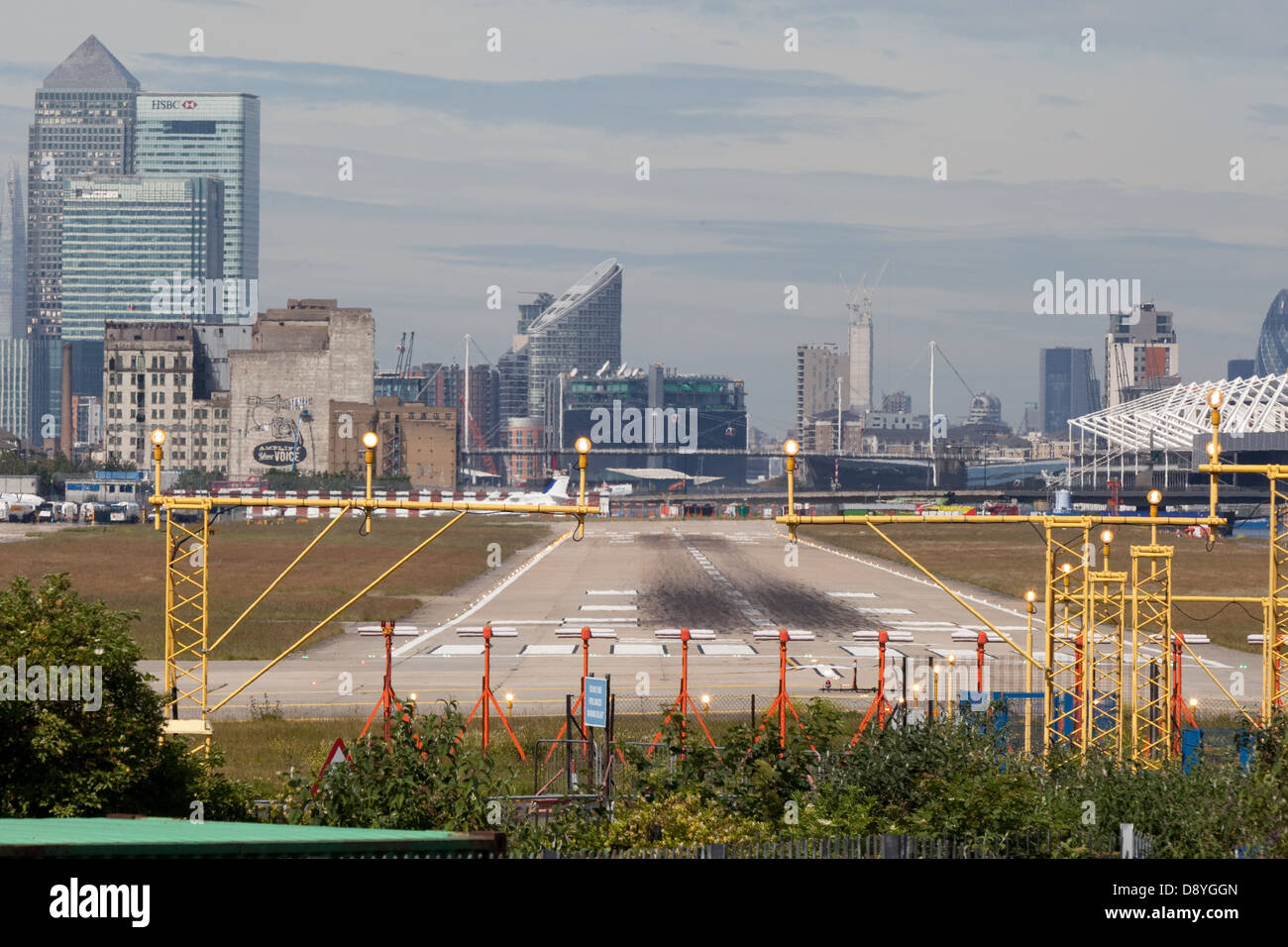 London City Airport Runway With Canary Wharf In Background Stock Photo Alamy london-city-airport-runway-with-canary-wharf-in-background-stock-photo-alamy