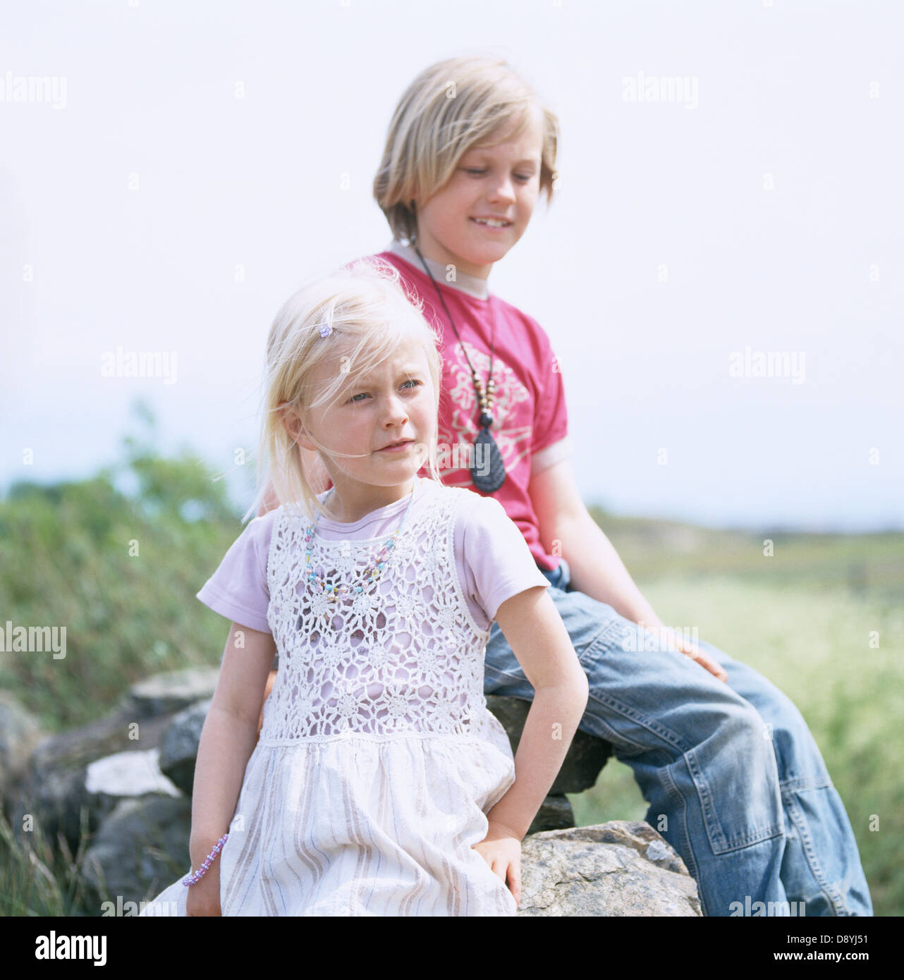 Girls sitting on a wall hi-res stock photography and images - Alamy