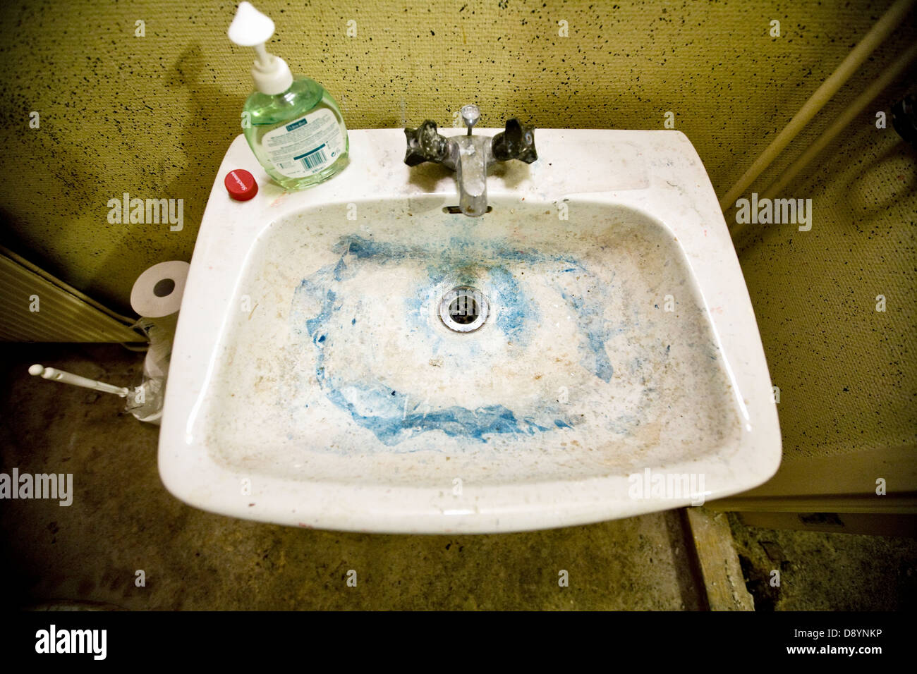 are bathroom sinks dirty