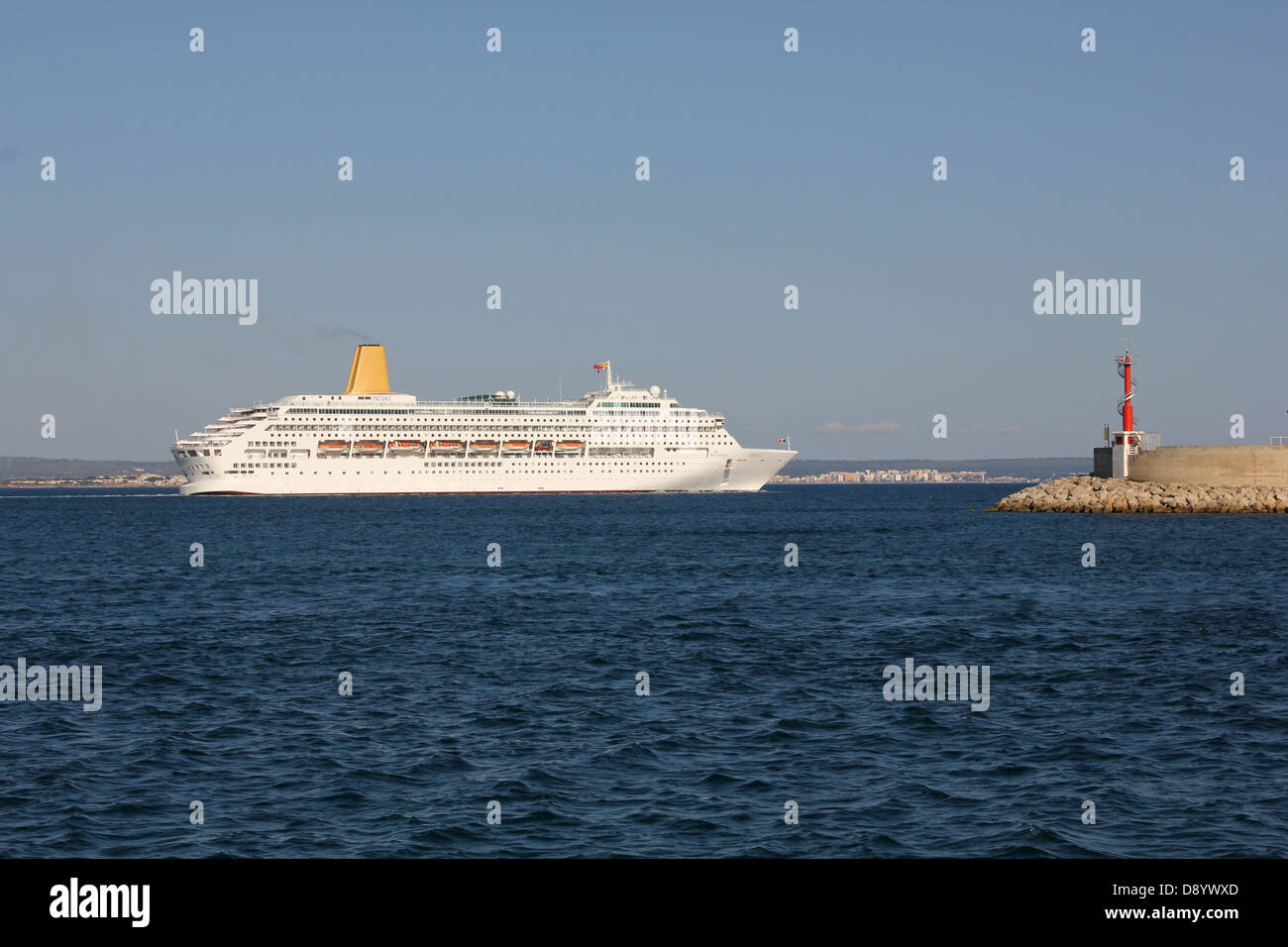 https://c8.alamy.com/comp/D8YWXD/po-p-and-o-cruise-line-cruise-ship-oriana-260-mtrs-leaving-port-at-D8YWXD.jpg