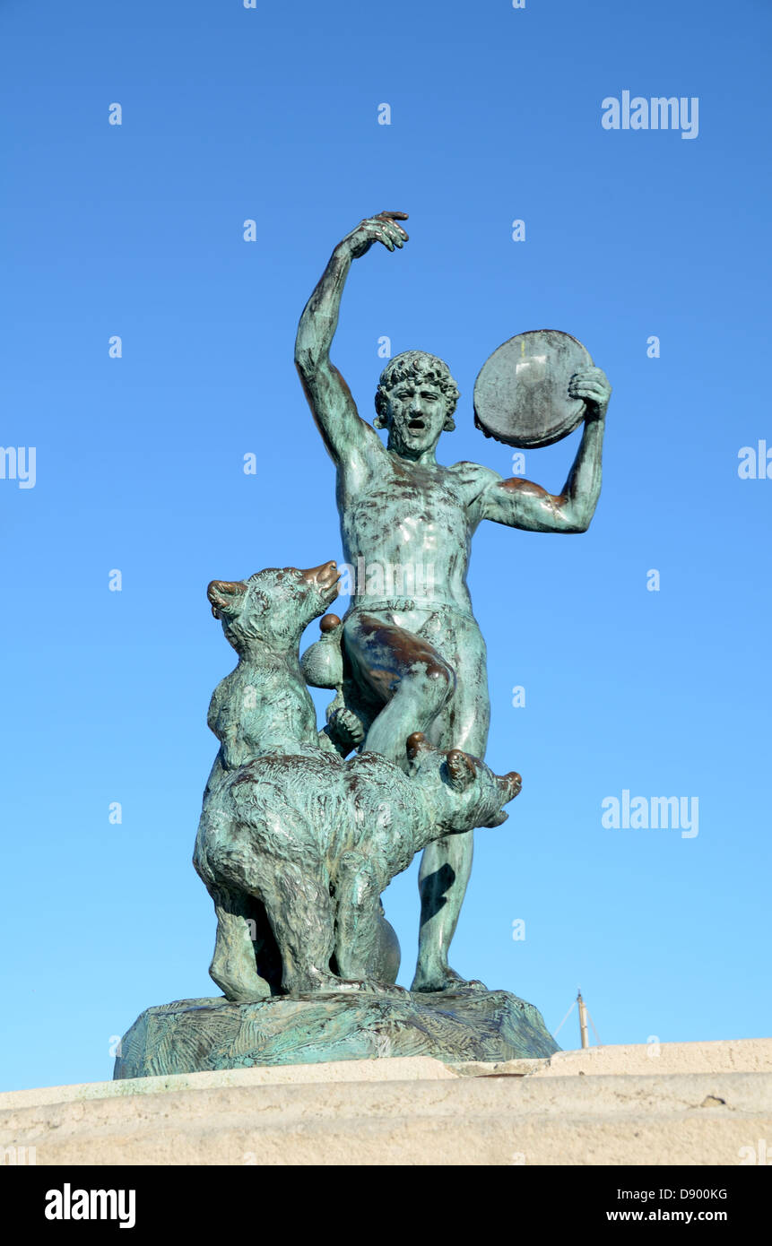 The Bear Trainer Playing Tambourine & Training Dancing Bears, Bronze Sculpture by Louis Botinelly (1911) Marseille Provence France Stock Photo