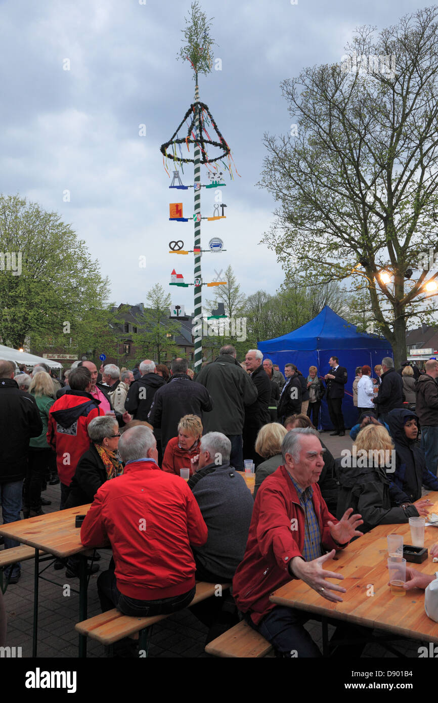 D-Oberhausen, D-Oberhausen-Sterkrade, Sterkrade-Schmachtendorf, Lower Rhine, Ruhr area, Rhineland, North Rhine-Westphalia, NRW, traditions, customs, May festival on the market place Schmachtendorf, maypole, gastronomy, people sitting at wooden dishes Stock Photo