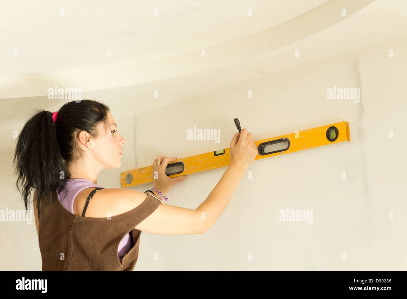 Woman construction worker spirit level hi-res stock photography and ...