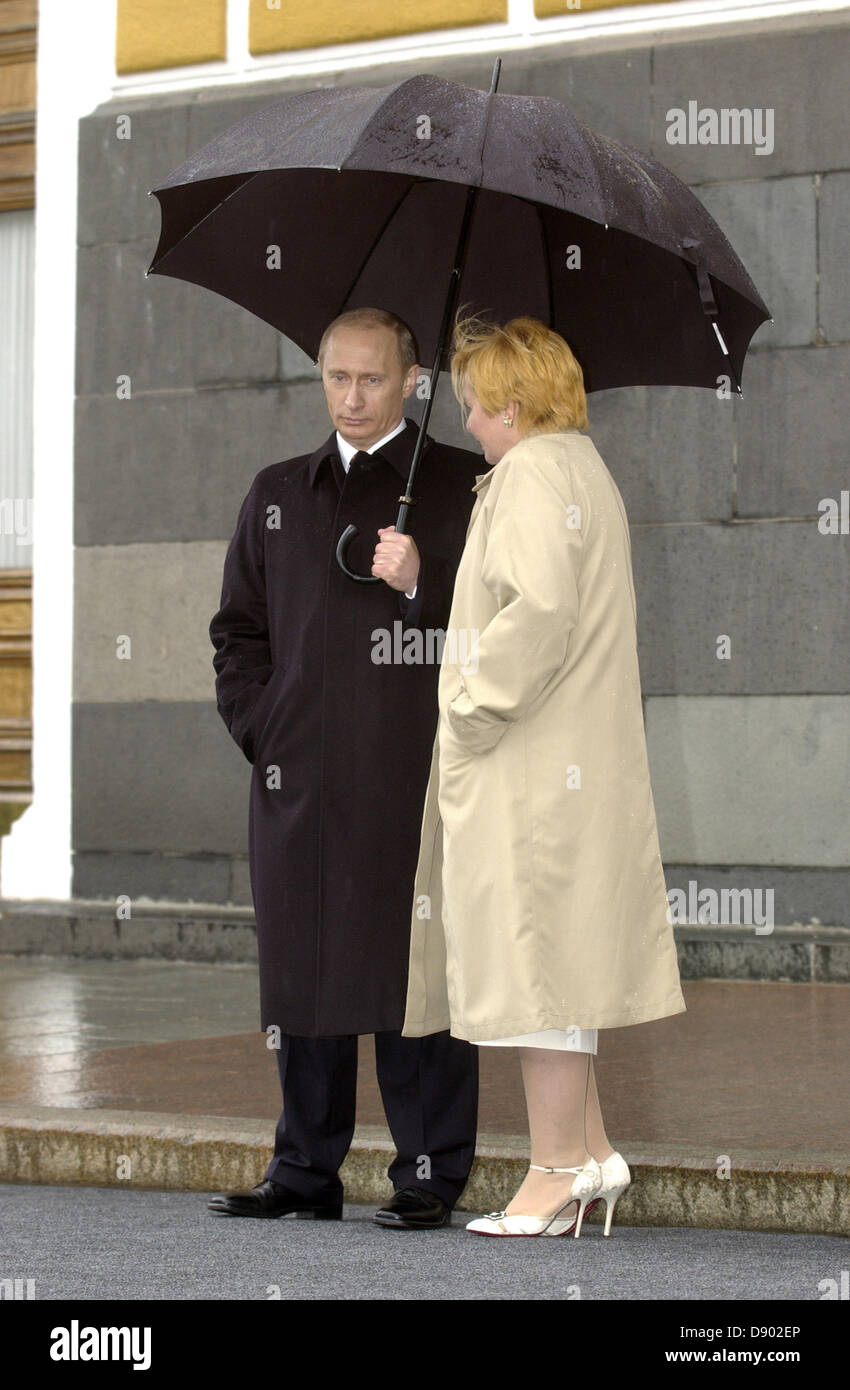 Путин в пальто в полный рост