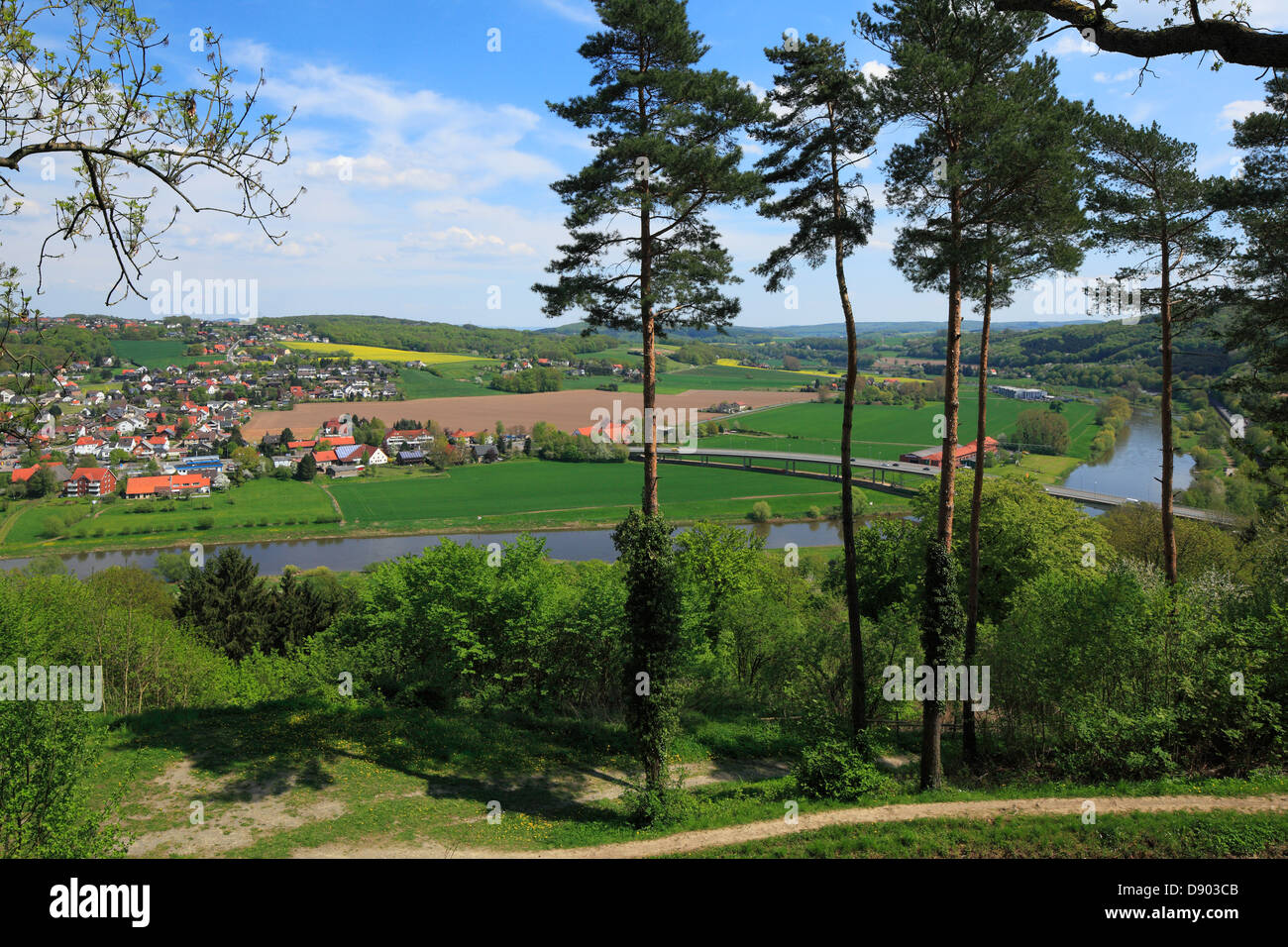 Panoramablick vom Amtshausberg auf den Ortsteil Uffeln und in das Wesertal, Vlotho, Weserbergland, Nordrhein-Westfalen Stock Photo