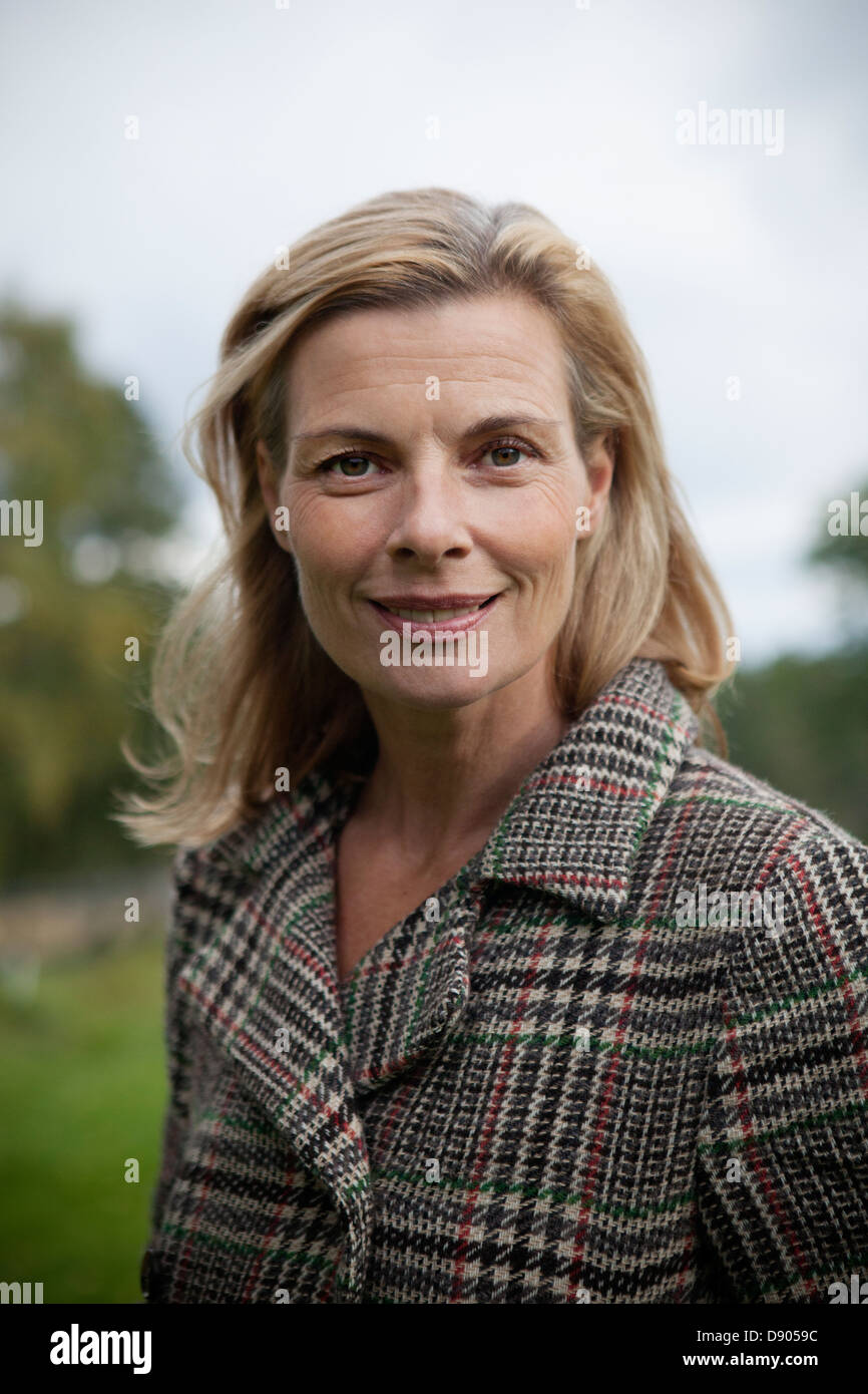 Portrait smiling mature woman hi-res stock photography and images - Alamy