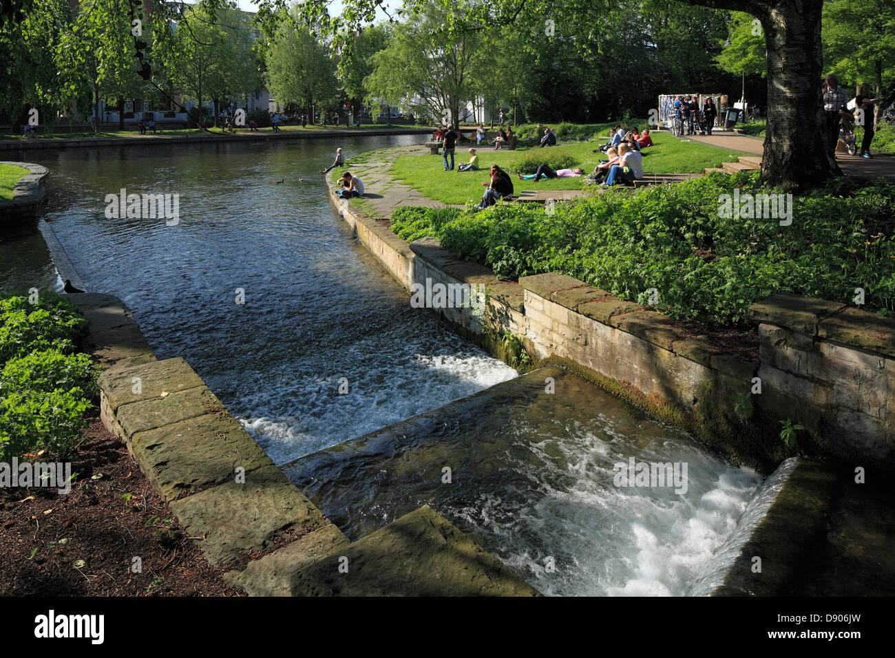 Paderquellen, Menschen entspannen im Paderquellgebiet von Paderborn, Ostwestfalen-Lippe, Nordrhein-Westfalen Stock Photo