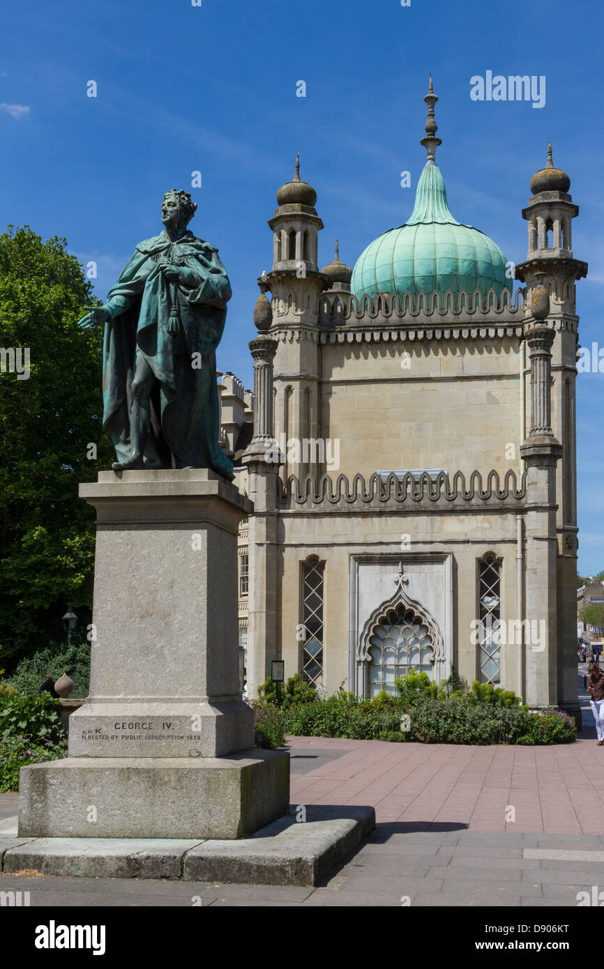 England Sussex Brighton, King George IV statue & Royal Pavilion North gate Stock Photo