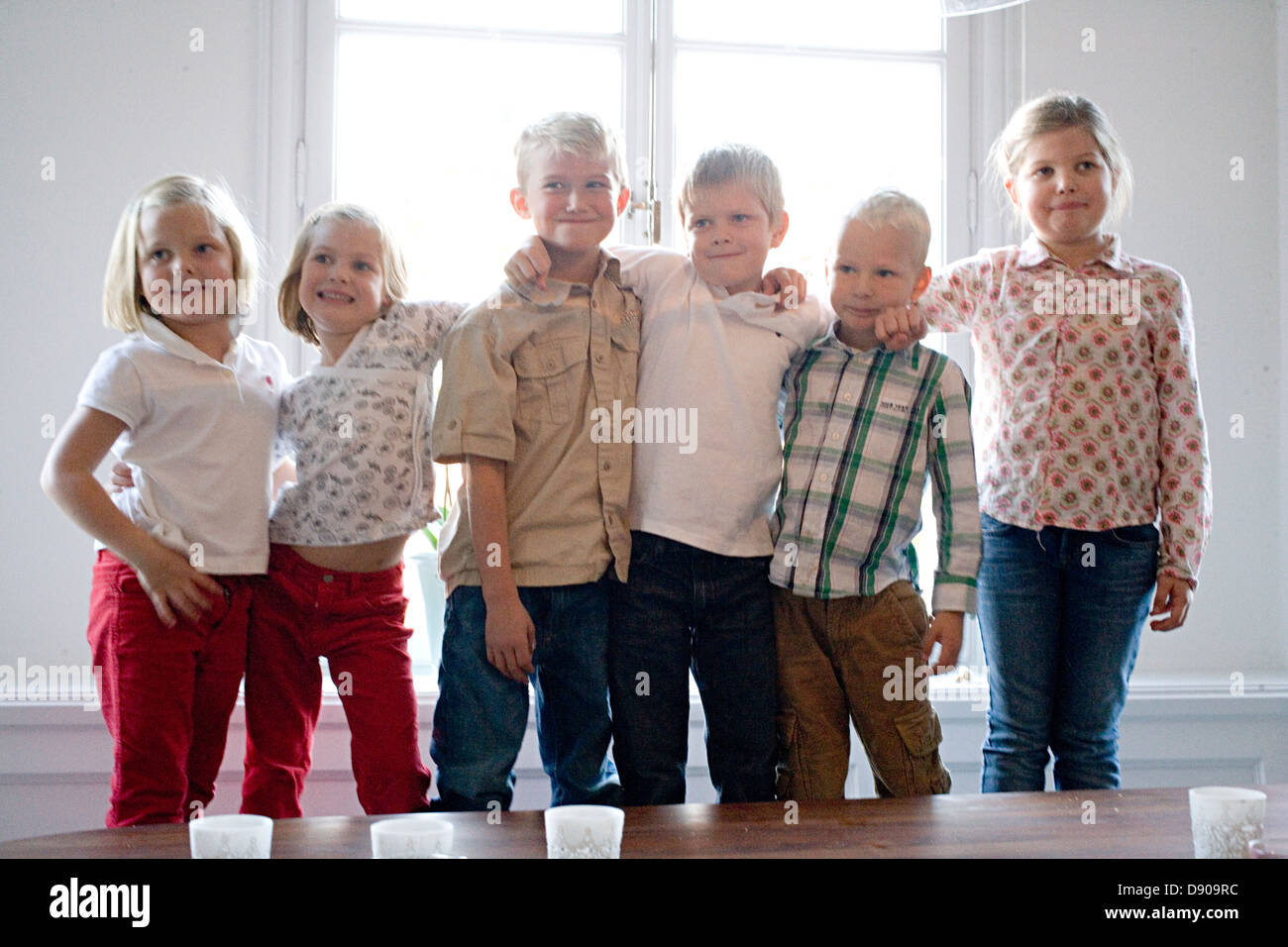 Girls and boys hi-res stock photography and images - Alamy