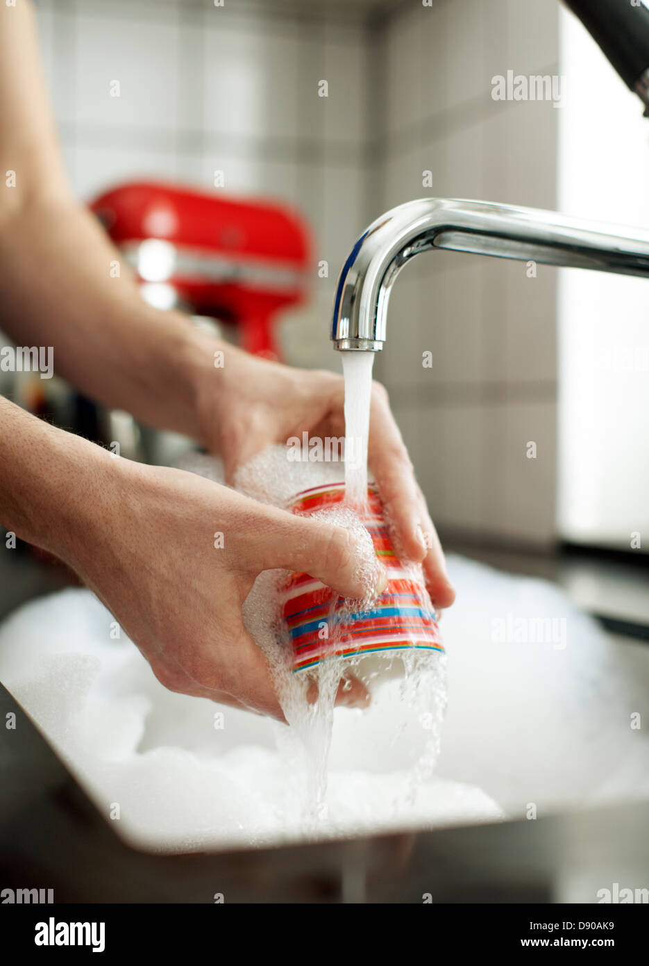 Мытье посуды чаем. Посуда в раковине. Мытье тарелки. Мытье посуды чаем. Мытье тарелки.