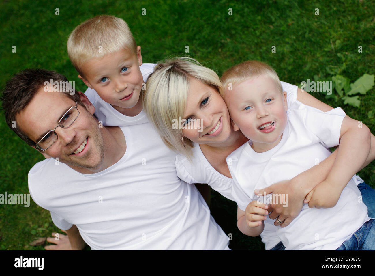 Муж и жена является семьей. Семья с двумя мальчиками. Семья с ребенком мальчиком. Фотосессия семьи с двумя мальчиками. Светловолосая семья.