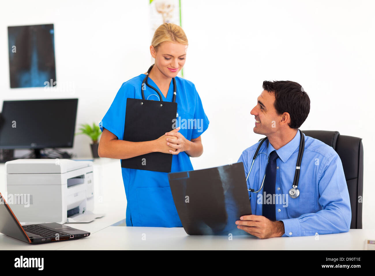 Doctor nurse talking hi-res stock photography and images - Alamy
