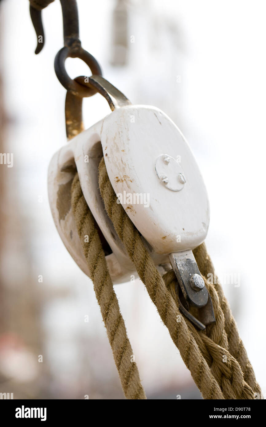 Rope pulley hi-res stock photography and images - Alamy