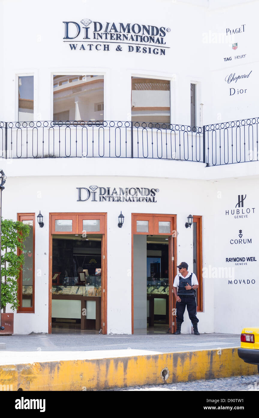 Puerto Vallarta, Mexico, Diamonds International store with an armed guard  outside the entrance Stock Photo - Alamy