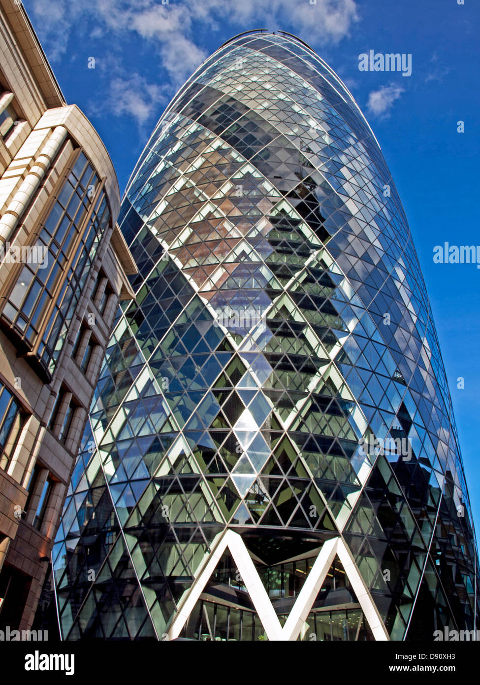 30-st-mary-axe-the-gherkin-swiss-re-building-city-of-london-london